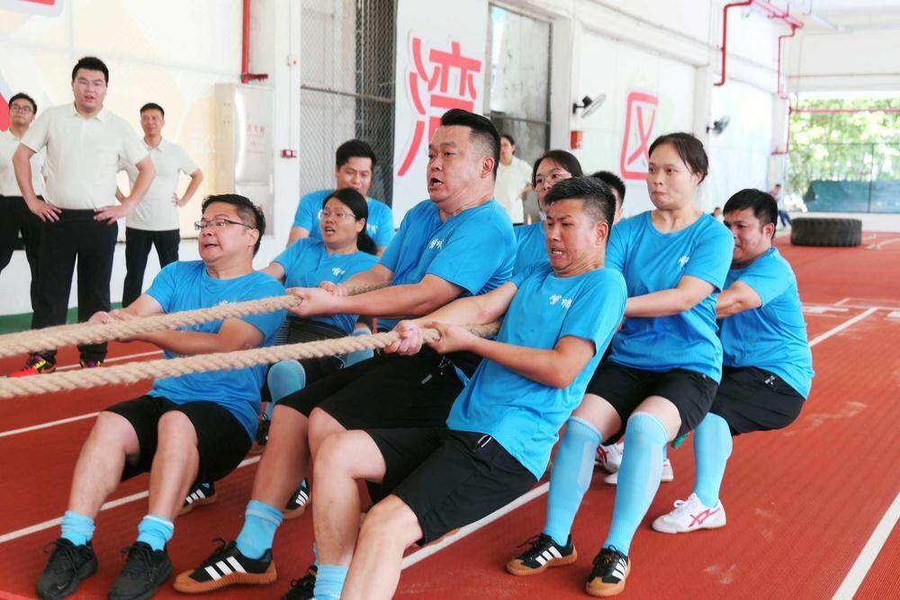 男女混合, AA, 队员们紧握